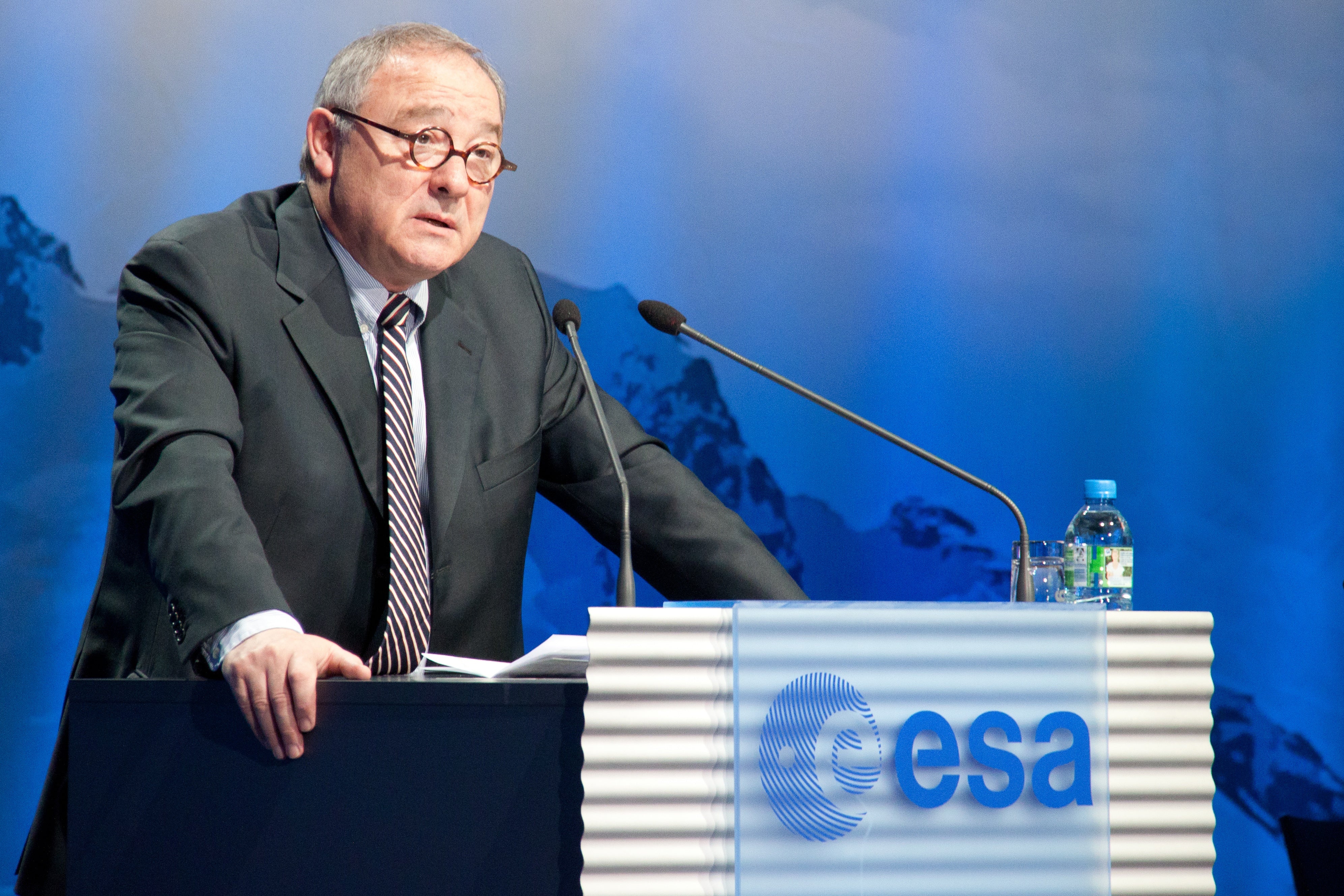 Jean-Jacques Dordain speaking at ESA CryoSat-2 event	