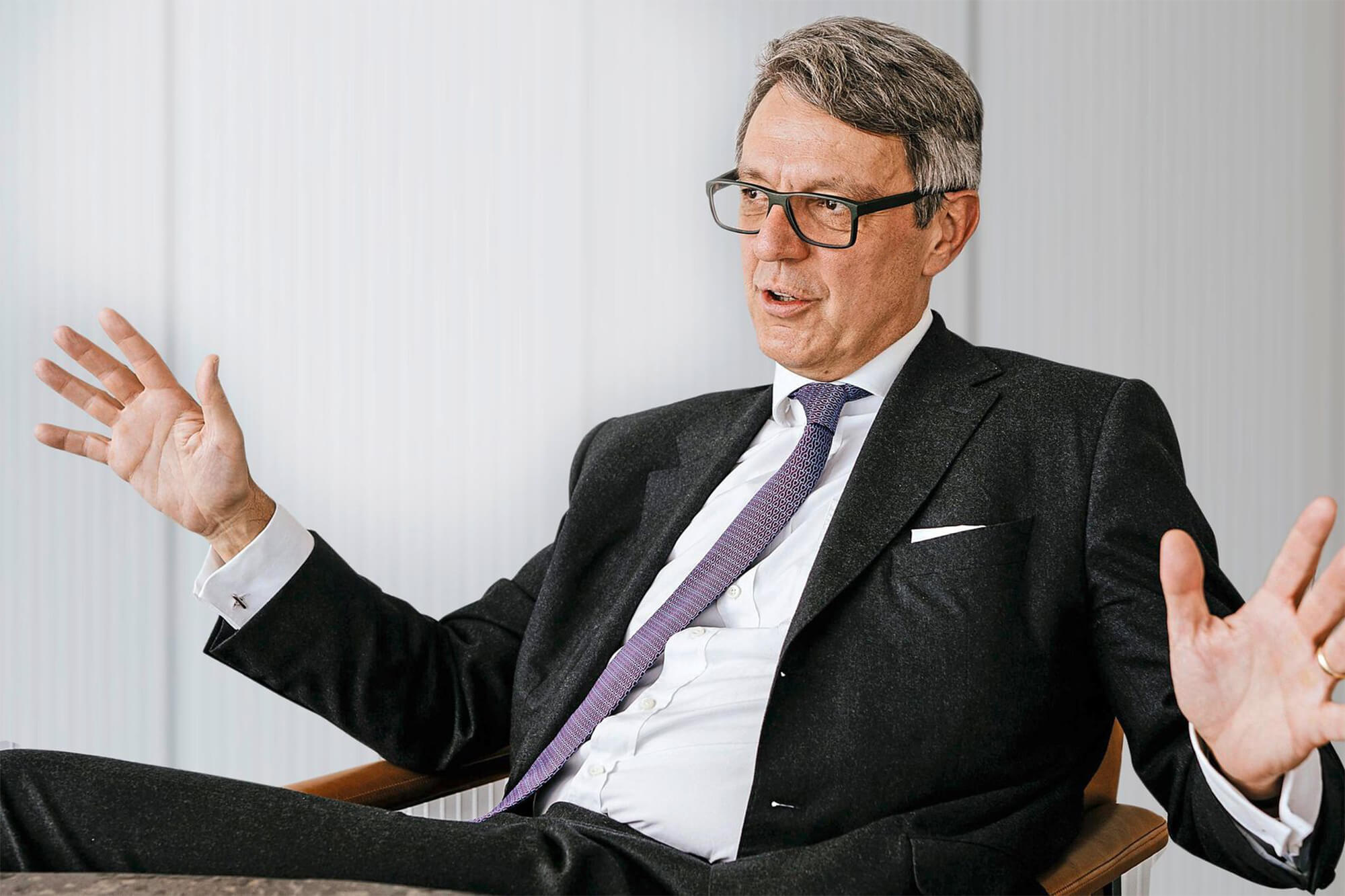 Experte im Gespräch: Arndt Geiwitz im dunklen Anzug erläutert seine Position in einem Interview.